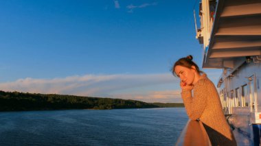 Günbatımı cruise gemi güverte üzerinden hayran kadın