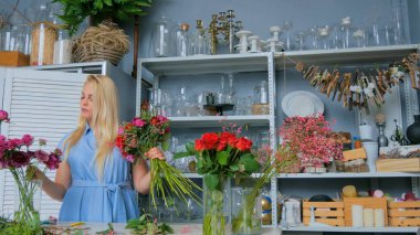 Çiçekçide güzel çiçek yapan profesyonel bir çiçekçi.