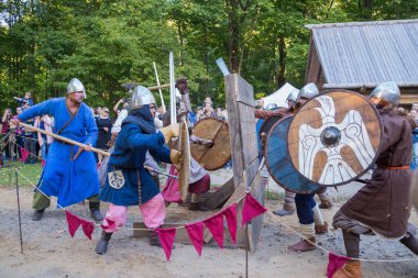 Militan ortaçağ savaşçıları tarihi festivalde savaşıyor.