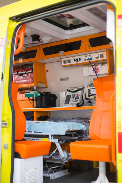 Внутри скорой помощи с