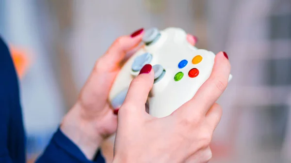 Mulher usando joystick ou gamepad — Fotografia de Stock