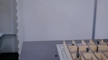 Otomatik robotik kol hareket eder ve nesneleri ticaret fuarı, sergi