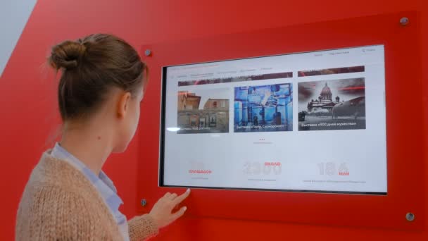 Femme utilisant un mur d'affichage interactif — Video