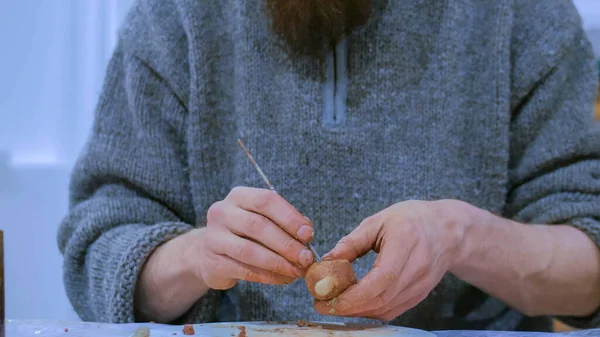 Професійний гончар, що виготовляє керамічну тютюнову трубу — стокове фото
