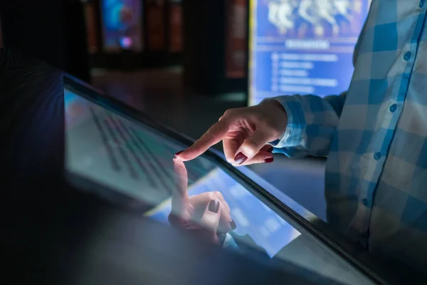 Etkileşimli kiosk çokluortam dokunmatik ekranı kullanan kadın