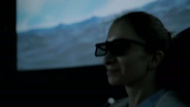 Sinemada etrafa bakan 3d gözlüklü kadın yüzü