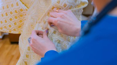 Moda Tasarımcısı elbise mankenin üzerinde terzilik yeni modeli ile çalışma