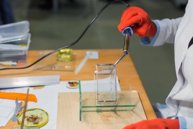 Kadın dekoratör atölyede cam hediye kutusu yapıyor - manzarayı kapat