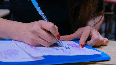 Moda Tasarımcısı çizim tasarım kroki