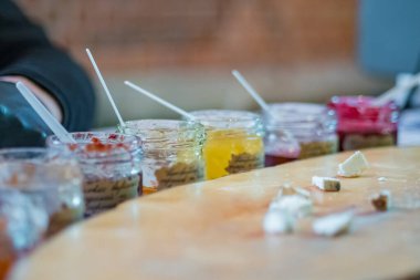 Lezzetli rengarenk reçel, jöle veya küçük cam kavanozlar ve peynir karışımı