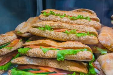 Marullu sandviç çeşitleri, satılık somon.