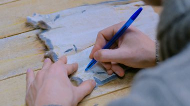 Skinner vizon kürklü deriyle çalışıyor.