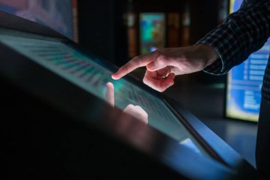 Sergide interaktif kiosk multimedya dokunmatik ekran kullanarak Adam el