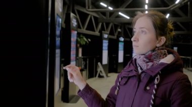 Elektronik multimedya kiosk interaktif dokunmatik ekran kullanarak Kadın