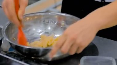 Hamurun kasede hazırlanması işlemi