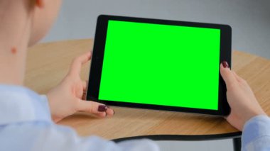 Yeşil ekranlı tablet bilgisayara bakan kadın - renk anahtar konsepti