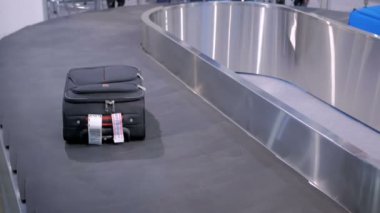 Havaalanı bagaj bandındaki bavullar.