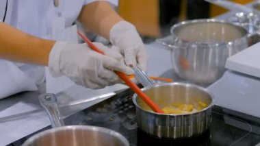 Çömlekte sebze hazırlama süreci