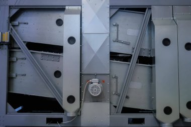 Hayvan çiftçiliği sergisinde sabit elek besleme mikser makinası