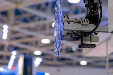 Emici bardaklı otomatik robotik kol manipülatörü kap kapağını hareket ettirir, kapatır