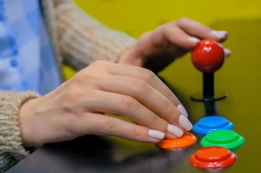 Oyun, teknoloji, 80s kavramı - retro arcade makine oyunu oynayan kadın