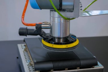 Otomatik robotik kol hareket eder ve nesneleri ticaret fuarı, sergi