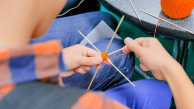 El yapımı Mandala yapma genç eller