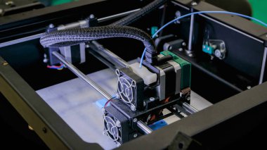 3D baskı makinesi plastik model yazdırıyor