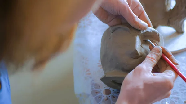 Професійний гончарний візерунок на глиняному кубку зі спеціальним інструментом у майстерні — стокове фото