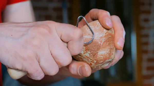 Professionele pottenbakker vormgeven droge klei beker met speciaal gereedschap in aardewerk workshop — Stockfoto