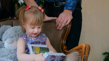 Küçük kız evde photobook arıyorsunuz