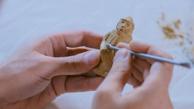 Potter, masa oyunu için kil figürü yapıyor