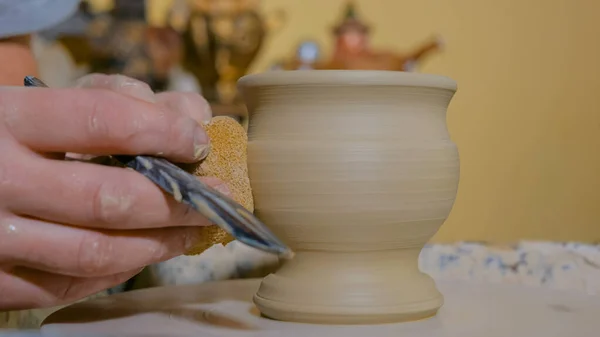 Taza de alfarero profesional con herramienta especial en taller de cerámica — Foto de Stock