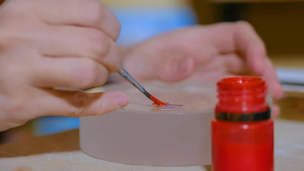 Decoração de mulher profissional que prepara a pintura para o trabalho — Fotografia de Stock