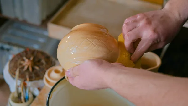 Pottenbakker bereidt keramische waren voor verbranding — Stockfoto