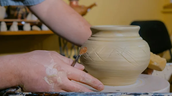 Pote de alfarero profesional con herramienta especial en taller de cerámica — Foto de Stock