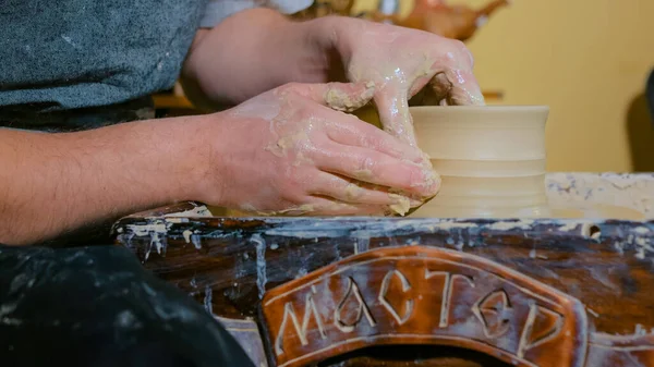 Alfarero masculino profesional haciendo cerámica en taller — Foto de Stock
