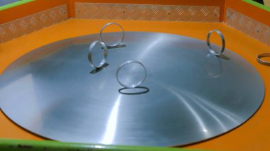 Metal yüzeyde hareket halkaları dönüyor