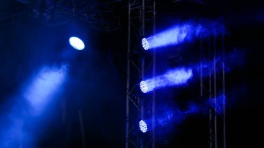 Sahne Alanı'nda mavi aydınlatma