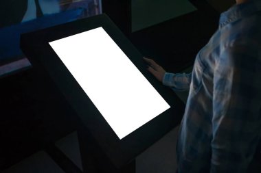 Sergide etkileşimli beyaz dokunmatik ekran kiosk kullanan kadın