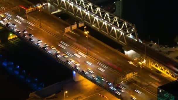 Zeitraffer: schnell fahrender Autoverkehr und warmes Straßenlicht in der Nacht — Stockvideo