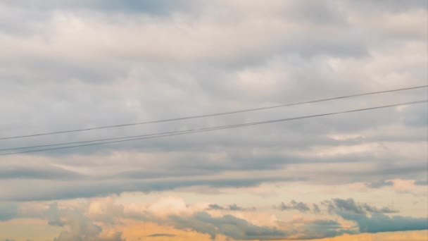 Timelapse-snel bewegende gondellift kabelbaan systeem tegen bewolkte zonsondergang hemel — Stockvideo