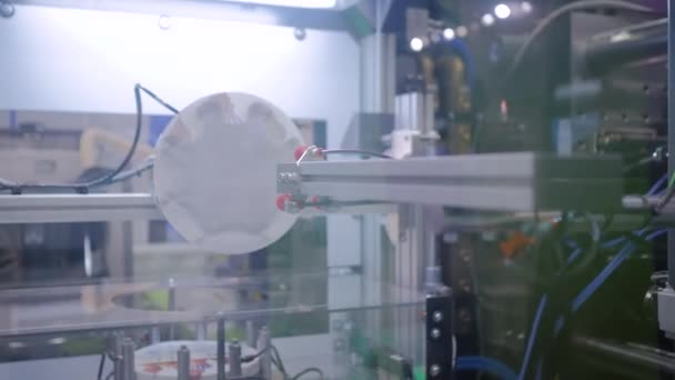 Automatische robotarm manipulator met zuignappen beweegt plastic deksels, deksels — Stockvideo