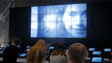 Büyük ekranda tolerans hakkında video sunumu izleyen öğrenci grubu