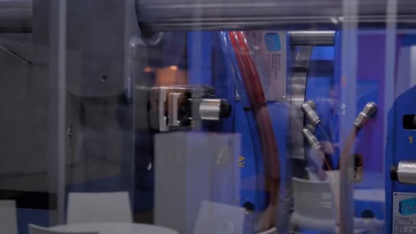 Automatische plastic spuitgietmachine die polypropyleen blauwe potten maakt — Stockvideo