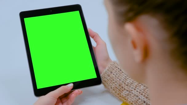 Mujer mirando tableta con pantalla verde en casa — Vídeos de Stock