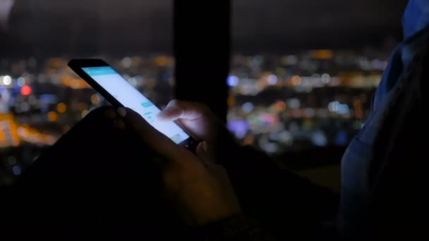 Close up - donna che usa lo smartphone nero verticale di notte — Video Stock