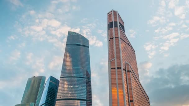 Timelapse: γρήγορα κινούμενα σύννεφα και σύγχρονους ψηλούς ουρανοξύστες γραφείων με χαμηλή γωνία — Αρχείο Βίντεο