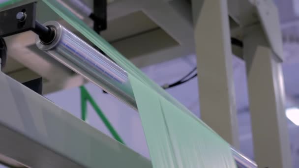 Máquina automática para hacer bolsas de plástico - rodillo con película de polietileno verde — Vídeos de Stock