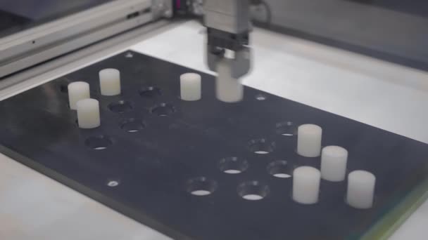 Braccio di serraggio robotico automatizzato, mano robot durante il lavoro in fiera, primo piano — Video Stock